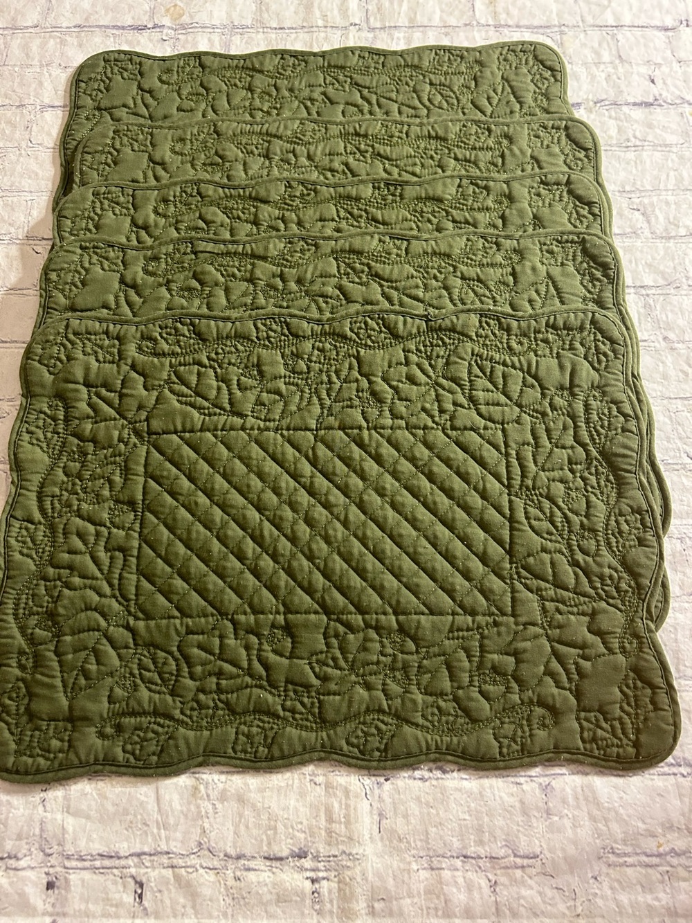 QUILTED WITH DIAMOND PATTERNED CENTER SCALLOPED BORDER (5) PLACEMATS OLIVE GREEN